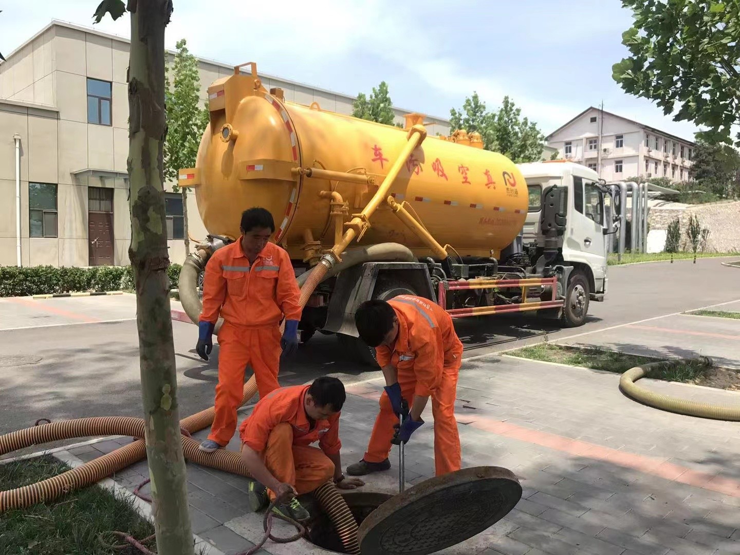 剑川管道疏通车停在窨井附近